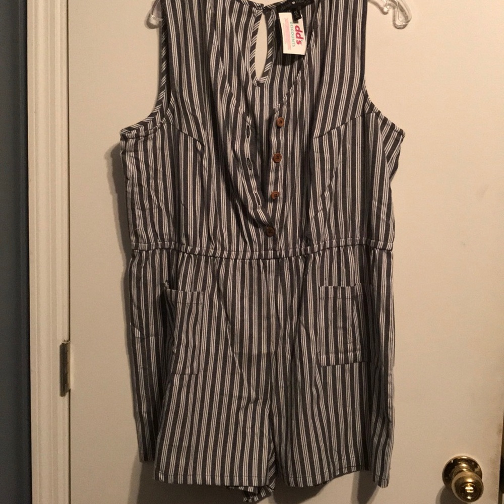 Shorts romper - NWT